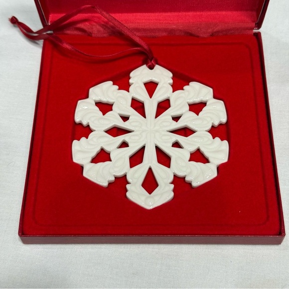 2000 Longaberger Collectors Club Kaitlin White Ceramic Snowflake Ornament - Picture 3 of 5